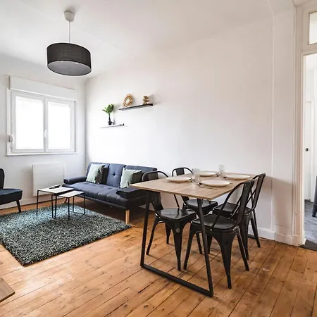Immeuble Spacieux - Hyper Centre - 15 Couchages Holiday home Reims