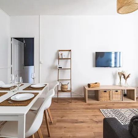 Immeuble Spacieux - Hyper Centre - 15 Couchages Holiday home Reims
