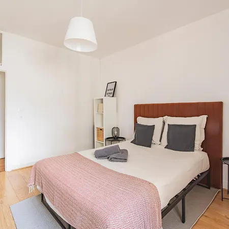Holiday home Immeuble Spacieux - Hyper Centre - 15 Couchages Reims