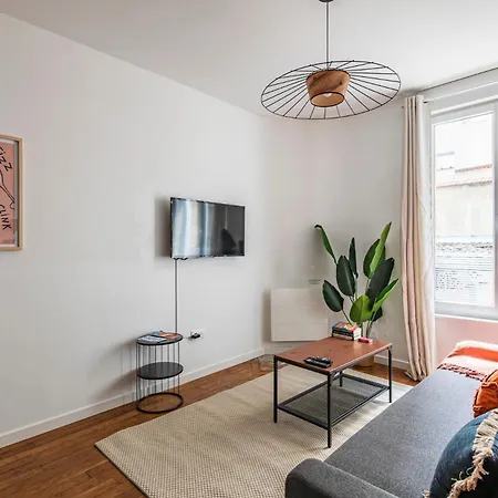 Immeuble Spacieux - Hyper Centre - 15 Couchages *