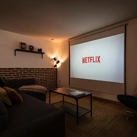 Immeuble Spacieux - Hyper Centre - 15 Couchages *