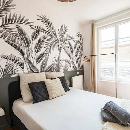 Immeuble Spacieux - Hyper Centre - 15 Couchages *